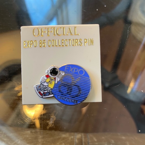 Expo 86 Vancouver Official Collectors Pin with Ernie - Picture 2 of 3